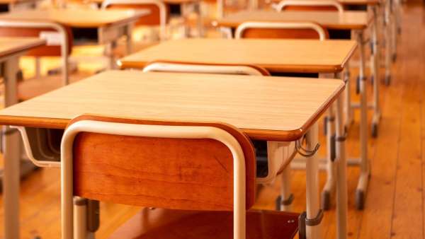 小林鷹之の娘の中学はどこ？ 