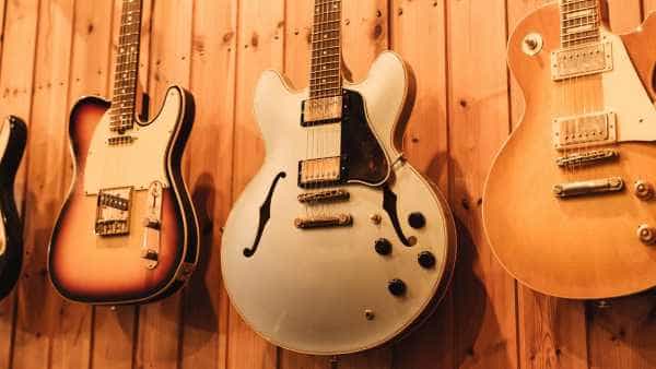 ブズーキとギターの違いは？ 